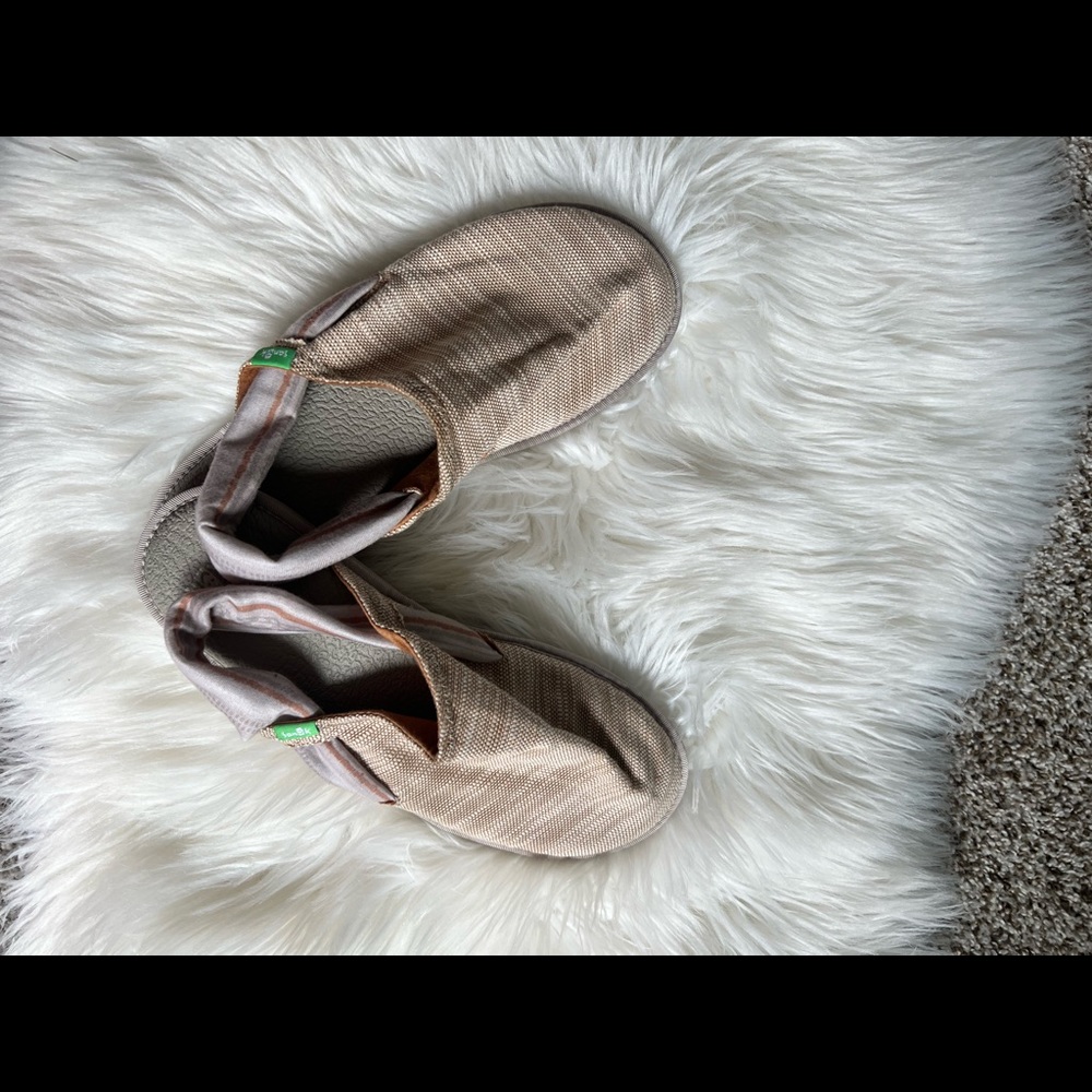 Sanuk slip on sandal ..cream and tan size 9 never worn